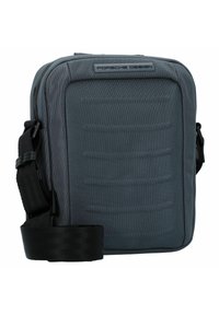 Borsa a tracolla grigia con tessuto strutturato, forma rettangolare, tracolla nera regolabile e un'etichetta di branding nera prominente sulla parte anteriore.