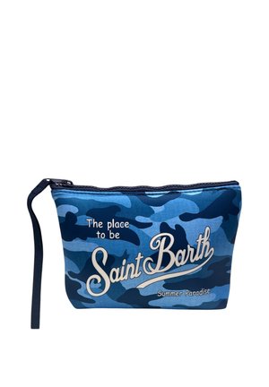 Bustina con cerniera camouflage blu con cinturino da polso, con testo bianco: "The place to be Saint Barth Summer Paradise."