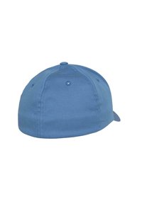 Blauwe baseballpet met een ronde kroon, een gebogen klep en gestikte details. De stof lijkt glad te zijn zonder zichtbare patronen of logo's.