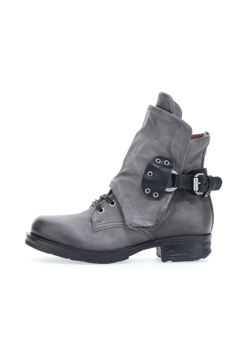 Szare skórzane botki za kostkę z zagiętym mankietem, zapięciem na klamrę i sznurowanym przodem. Posiadają okrągły nosek i teksturowaną powierzchnię.