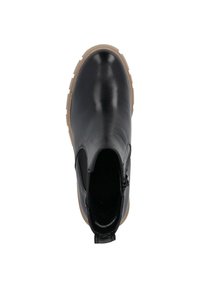 Czarna skórzana botka za kostkę z elastycznymi panelami bocznymi, zaokrąglonym noskiem i teksturowaną gumową podeszwą w odcieniu brązu. Gładkie wykończenie z minimalną ilością elementów metalowych.