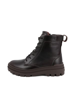 Schwarzer lederner Schnürstiefel mit dicker brauner Sohle und Zuglasche an der Ferse, von der Außenseite gezeigt.