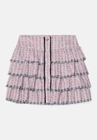 Jupe en tweed tissé rose et gris avec trois volants horizontaux, bords effilochés et six boutons avant bordés de garniture noire.