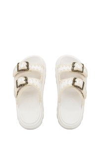 Sandali bianchi open-toe con due cinturini regolabili e fibbie metalliche, un design intrecciato texturizzato lungo i bordi e una suola imbottita.