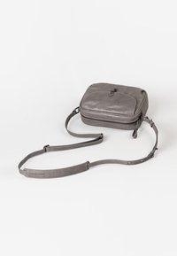 Borsa a tracolla in pelle grigia con forma rettangolare, chiusura con zip, cinturino regolabile, texture liscia e dettagli cuciti sul davanti.