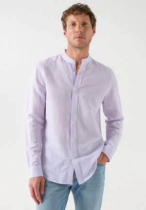 Camisa de manga larga en lavanda claro con un cuello mandarín abotonado, textura sutil y un pequeño logo bordado en el lado izquierdo del pecho.