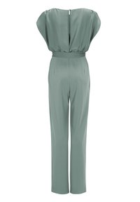 Tuta verde con scollatura drappeggiata, vita elasticizzata e silhouette a gamba larga. Presenta una chiusura con zip sul retro e un tessuto morbido e liscio.