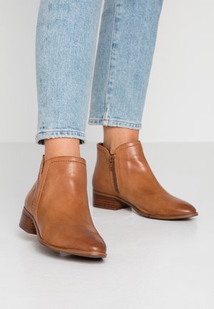 Kotníková obuv - cognac