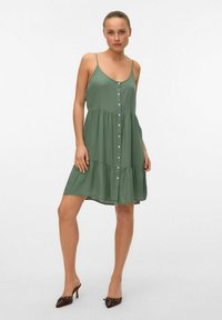 Vero Moda VMBUMPY SHORT SINGLET NOOS - Vestido informal - laurel wreath