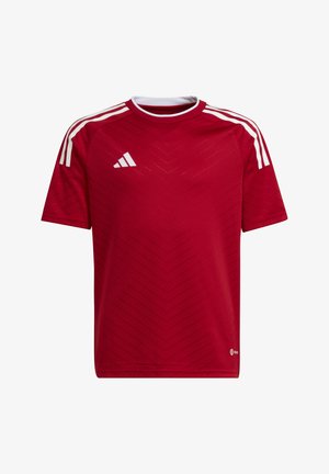 Rode sportieve shirt gemaakt van lichte stoffen. Heeft witte driehoekige patronen, een ronde hals en drie witte strepen op elke schouder.