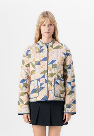 Quiltet jakke med et lappeteppe-design i pastellfarger, for det meste blomster- og geometriske mønstre, med rund krage og lommer med lapper.