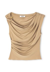 Beige gedrapeerde top gemaakt van een gladde stof. Heeft een schouderdetail met een rond accent en plooien voor extra textuur en interesse.