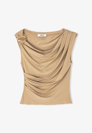 Béžový top s drapáží vyrobený z hladké látky. Obsahuje detail na rameni s kulatým akcentem a sklady pro přidání textury a zajímavosti.