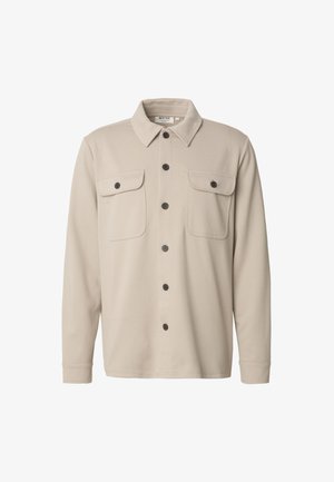 Camicia beige con bottoni, realizzata in tessuto morbido. Presenta un colletto, due tasche sul petto e bottoni neri. Maniche lunghe con polsini abbottonati.