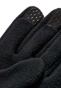 Svarta fleecehandskar med texturerade svarta partier på fingertopparna. Mjuk, slät yta med detaljerad sömnad runt fingrarna.