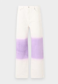 Balti džinsai iš džinso audinio su plačia levandų spalvos juosta aplink kelius, turi priekinės kišenes ir užsegami mygtuku.