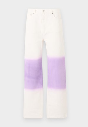 Jean en denim blanc avec une large bande lavande autour des genoux, doté de poches avant et d'une fermeture à boutons.