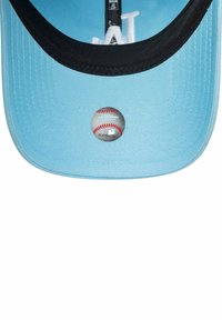 Blaues Baseballcap mit einem schwarzen Schild, das auf der Unterseite des Schirms ein rundes Patch mit einem Baseball-Motiv zeigt.