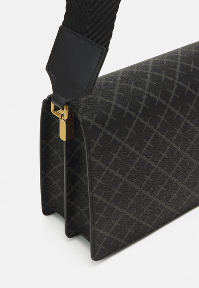 By Malene Birger LOENNA - Soma ar siksnu pāri ķermenim - charcoal