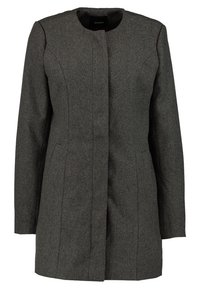 Abrigo de mezcla de lana gris con escote redondo, mangas largas y pliegues delanteros. Diseño limpio sin cierres visibles ni adornos.