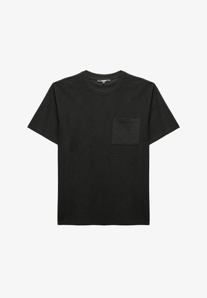 Czarna bawełniana koszulka z okrągłym dekoltem, krótkimi rękawami i jedną kieszenią na piersi. Miękka, gładka tekstura i minimalistyczny design.