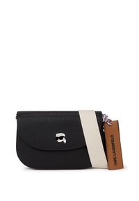 Clutch din piele neagră cu finisaj texturat, închidere cu clapetă și detaliu cu logo argintiu. Include o curea contrastantă de crem și un etichetă de culoare tan.