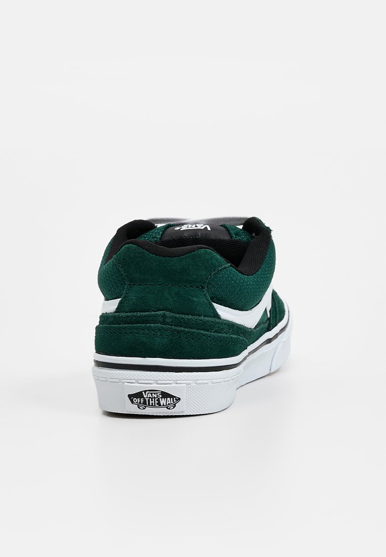 Baskets en suède vert avec des accents noirs, bande latérale blanche, col rembourré et semelle en caoutchouc comportant le logo "Vans Off The Wall" sur le talon.