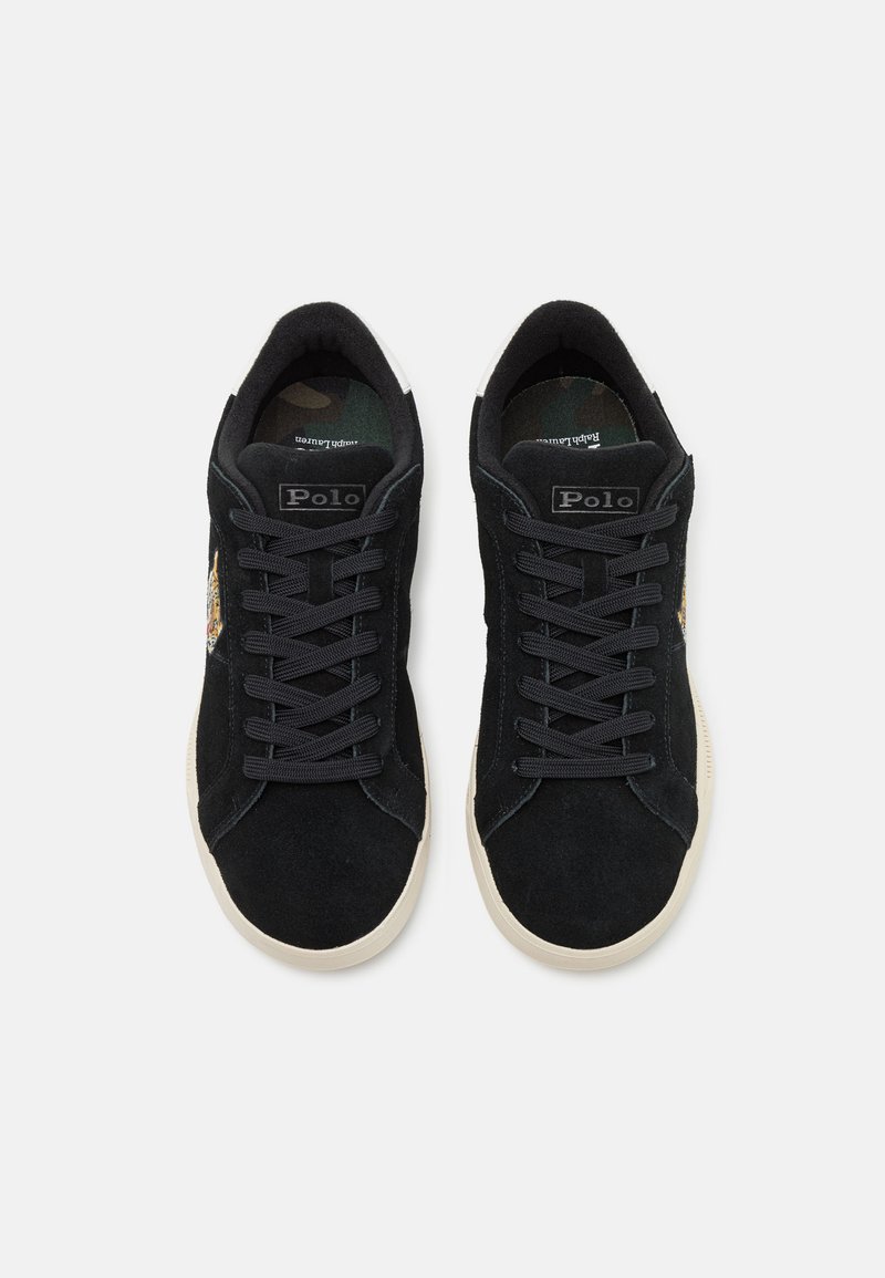 Schwarze Wildledersneaker mit schwarzen Schnürsenkeln, weißen Gummisohlen und einem bunten gestickten Logo an der Seite. Gepolstertes Innenleben, strukturierte Oberfläche.
