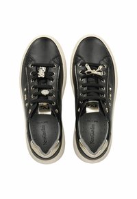 Baskets en cuir noir avec des accents de strass décoratifs, semelle blanche contrastante, bout rond et design à lacets. Détails en métal argenté présents.