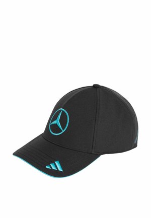 Czarna czapka bejsbolowa z turkusowym logo Mercedes-Benz z przodu oraz paskami Adidas na daszku, turkusową lamówką wzdłuż krawędzi.