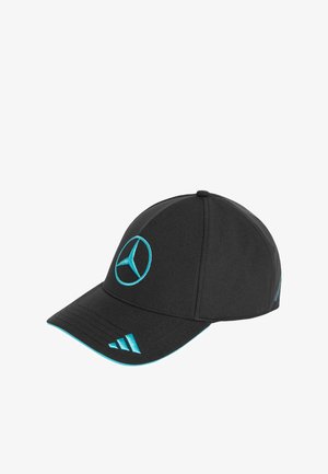 Czarna czapka bejsbolowa z turkusowym logo Mercedes-Benz z przodu oraz paskami Adidas na daszku, turkusową lamówką wzdłuż krawędzi.