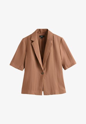 Brūns īsroku žakete ar vienu pogu aizdari, iegrieztām atlokām un viegli teksturētu audumu, attēlots uz balta fona.