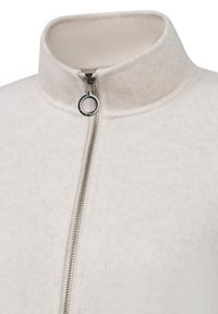 Weiße Fleece-Jacke mit hohem Kragen, ausgestattet mit einem silbernen Reißverschluss und einem runden Reißverschluss-Zipper, strukturiertem Stoff und glatter Oberfläche.