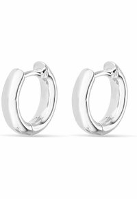 Orecchini a cerchio in argento con un design liscio e arrotondato e una superficie lucida, dotati di una chiusura senza giunture e di una leggera curvatura sui bordi.