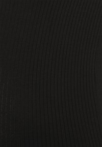 Svart ribbat tyg med vertikala linjer, som har en mjuk textur och en lätt glans. Materialet är elastiskt och kroppsnära.