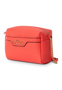 Borsa in eco-pelle corallo con accessori in oro, chiusura a zip e tracolla a catena. Presenta una texture liscia e un design strutturato con un accento del logo.