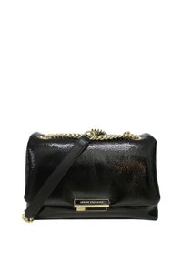 Borsa nera, texturizzata, con finitura lucida, dotata di una tracolla a catena dorata, placca con logo e chiusura a patta.