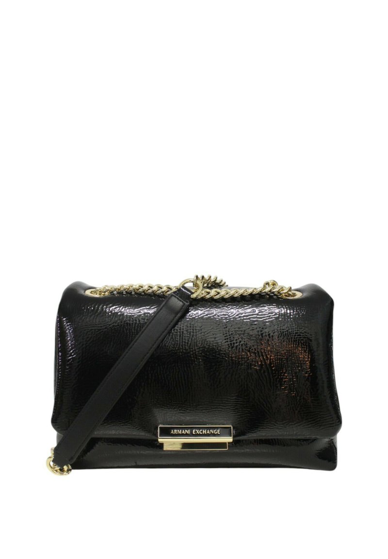 Borsa nera, texturizzata, con finitura lucida, dotata di una tracolla a catena dorata, placca con logo e chiusura a patta.