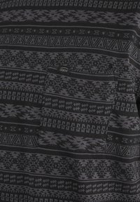 Camicia nera con motivo geometrico in diverse sfumature di grigio, dotata di una piccola tasca sul petto e un'etichetta "OXBOW".