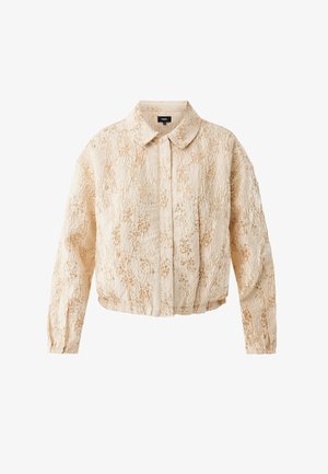 Bijgesneden beige jas met een gestructureerde stof, voorzien van een kraag, knoopsluiting aan de voorkant en lange mouwen. Subtiele gouden accenten door het hele ontwerp.