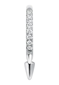 Anillo de plata con un diseño elegante y alargado. Presenta una fila de piedras transparentes y brillantes y un extremo puntiagudo para un toque moderno.
