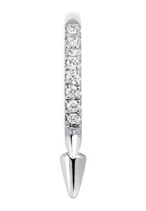 Anillo de plata con un diseño elegante y alargado. Presenta una fila de piedras transparentes y brillantes y un extremo puntiagudo para un toque moderno.