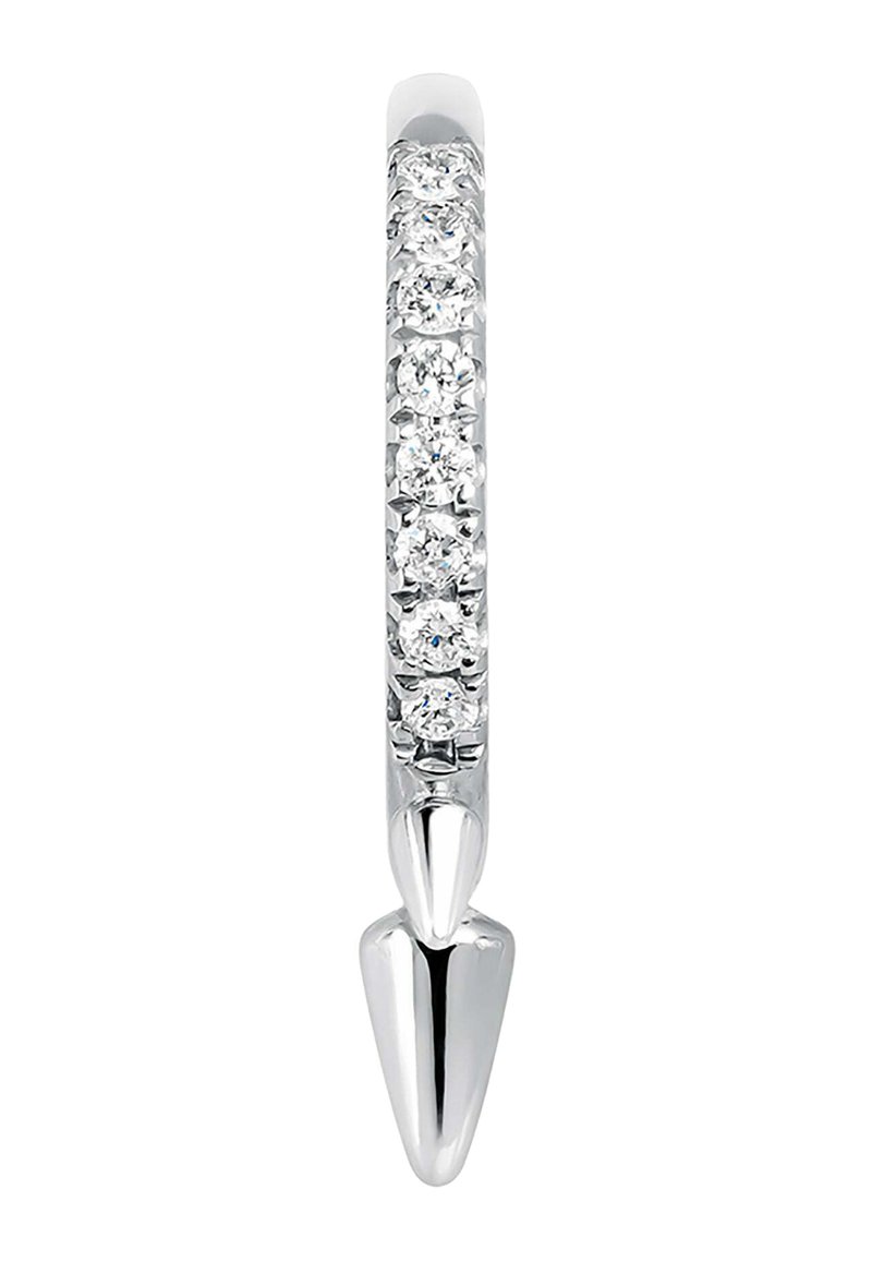 Anillo de plata con un diseño elegante y alargado. Presenta una fila de piedras transparentes y brillantes y un extremo puntiagudo para un toque moderno.