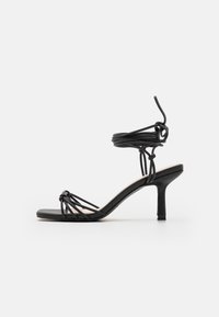 LUCKIE - Sandalen - black