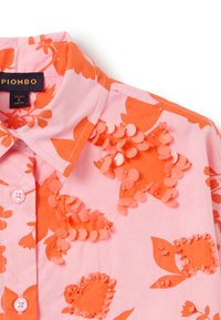 Rosa Hemd mit orangefarbenen floralen Mustern und strukturierten Verzierungen. Mit Knopfverschluss und Kragendetail. Entworfen für Kinderbekleidung.