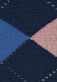 Dzianina z geometrycznym wzorem diamentów w odcieniach granatu, niebieskiego i różowego, o teksturowanym wykończeniu i kontrastowych stichach.