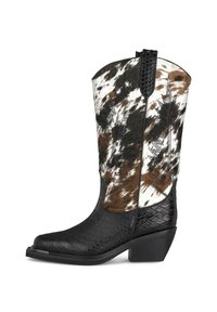 Bota de cowboy de cuero negro con un patrón texturizado de serpiente, presenta un empeine manchado de marrón y blanco, y un diseño de bordado angular.