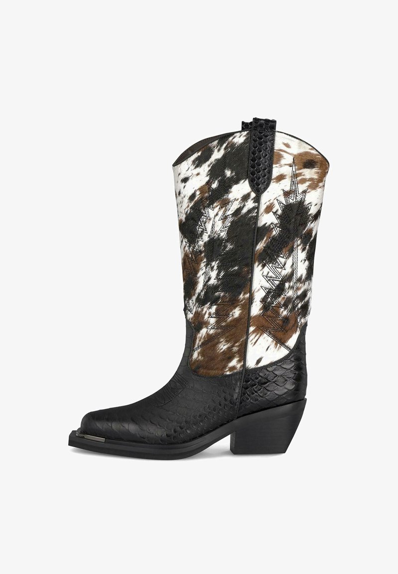 Stivale da cowboy in pelle nera con un motivo a serpente testurizzato, caratterizzato da una parte superiore maculata marrone e bianca e un design di ricamo angolare.