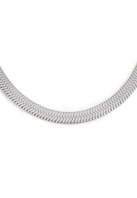Collar de cadena herringbone plano en tono plateado, con segmentos lisos y estrechamente enlazados que forman un diseño flexible y curvado sobre un fondo blanco.