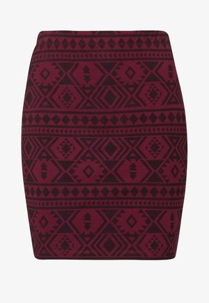 Jupe crayon bordeaux avec un motif géométrique noir, fabriquée dans un tissu extensible, conçue pour épouser les formes.